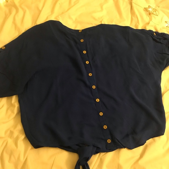 Blue crop top/loose fit with wood buttons - Picture 4 of 8